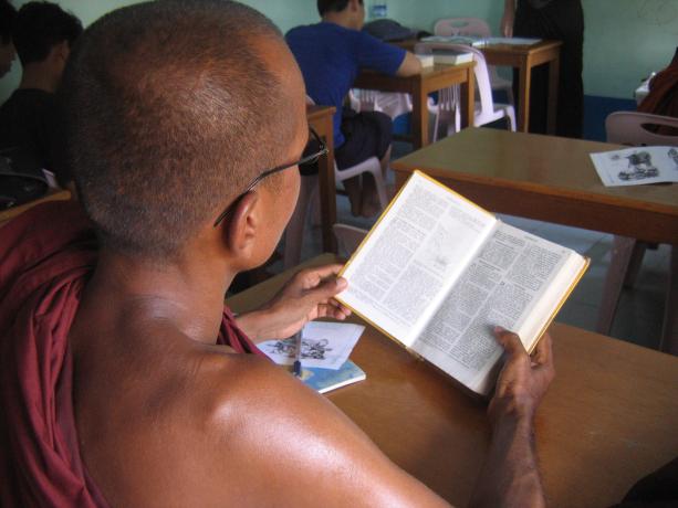 Ein buddhistischer Mönch liest in der Bibel