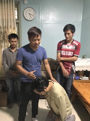 Kahi, ehemaliger Leiter von OM in Myanmar betet für einen Mitarbeiter