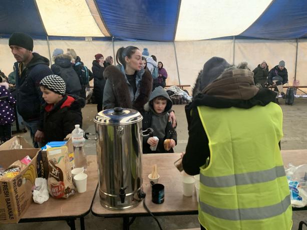 Ukrainische Flüchtlinge erhalten Hilfe im Zelt von OM in Moldawien
