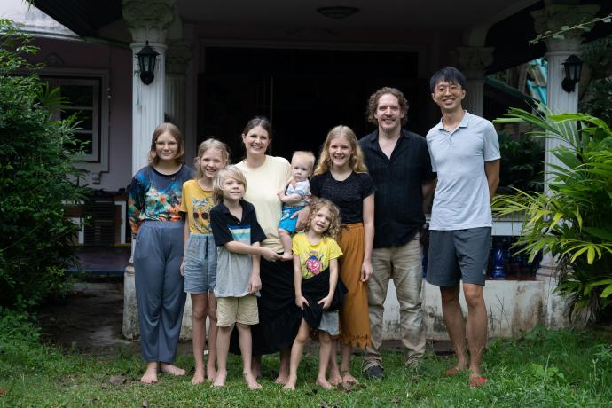 Die Familie Cardin vor ihrem Haus in Thailand