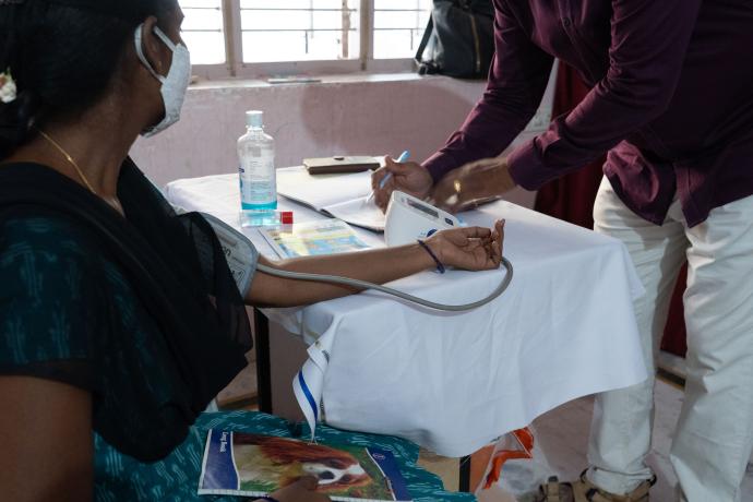Eine indische Frau wird medizinisch behandelt